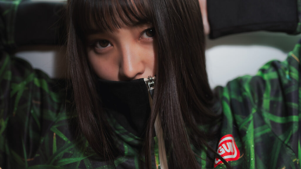 チャックを顎の下まで閉めると、肩甲骨が1mm下がる― ジャージ全閉という、静かな自己防衛の記録